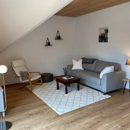 Lovely Located- Train, Restaurants & Apartment